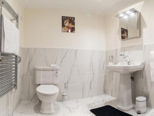 金塞尔The Post House的白色的浴室设有卫生间和水槽。