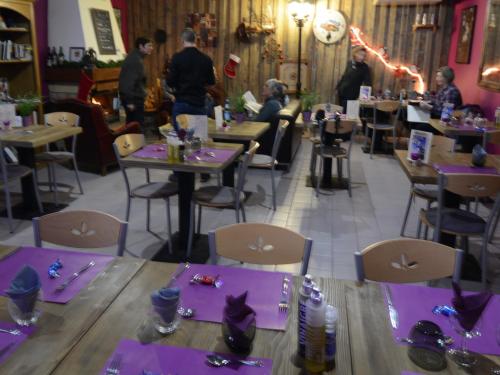 RimplasHostellerie de Rimplas的餐厅设有紫色桌椅,可供住客用餐