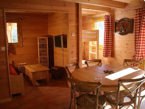Saint-Pancrace索里尔及度假公寓式酒店的小屋内带桌椅的用餐室