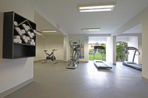 埃莫西约埃莫西约假日酒店的健身房设有跑步机,健身房提供健身自行车
