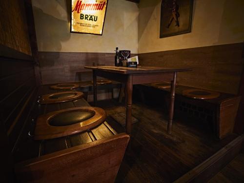 桑格豪森Pension Rüssel-Pub的一间设有桌子和4个木制厕所的房间