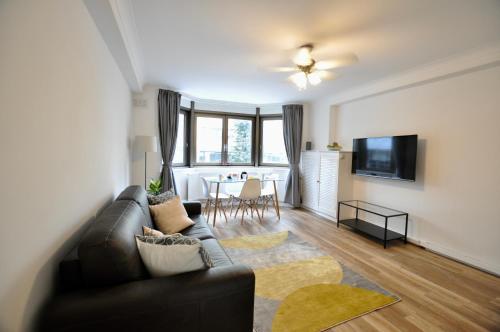 伦敦伦敦金融城马林公寓的客厅配有沙发和桌子