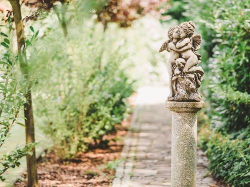 Lanke海城酒店的花园中石柱上儿童雕像