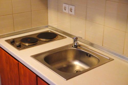萨莫色雷斯Villa Aleka的厨房柜台设有水槽和炉灶。
