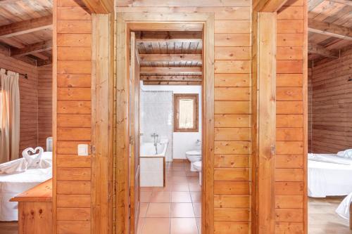 波连斯萨Finca L'hort Nou的木制浴室设有卫生间和水槽