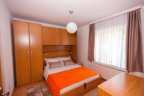 克拉平斯凯托普利采Apartmani Strsoglavec的一间小卧室,配有床和窗户