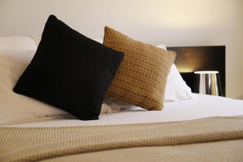 阿比让Stanislas Maison d'hotes的一张带黑白枕头的床