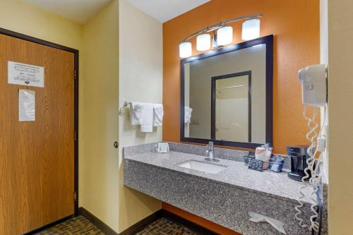 伍斯特Quality Inn-Wooster的一间带水槽和镜子的浴室