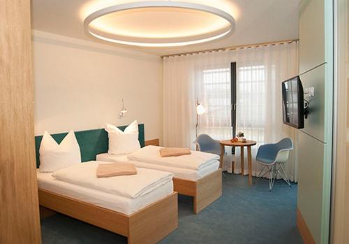 HerzbergTraumHaus im Elsterpark的一间酒店客房,设有两张床和电视