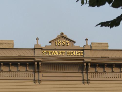 AthensStewart House Hotel的大楼牛排馆顶上的标志