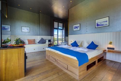德米茨多米茨哈芬酒店的一间卧室配有一张带蓝色枕头的大床