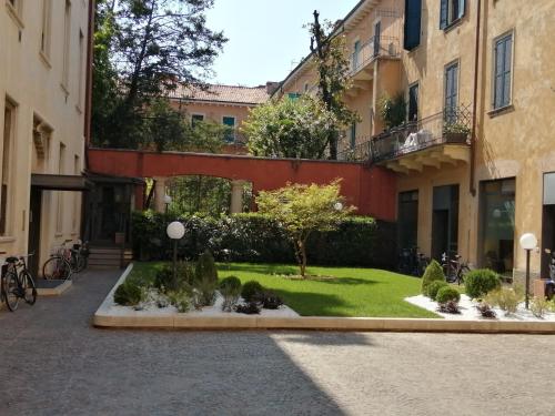 维罗纳CASTLE VIEW LODGE intero appartamento Verona centro storico的庭院,位于带花园的建筑内