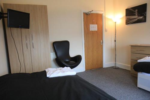 利物浦Clifton arms的酒店客房带椅子和床