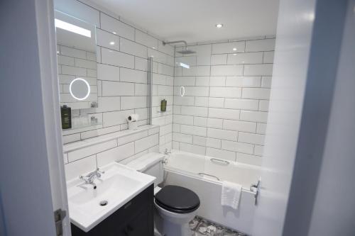 斯特拉斯佩弗本外维斯酒店的一间带水槽、浴缸和卫生间的浴室