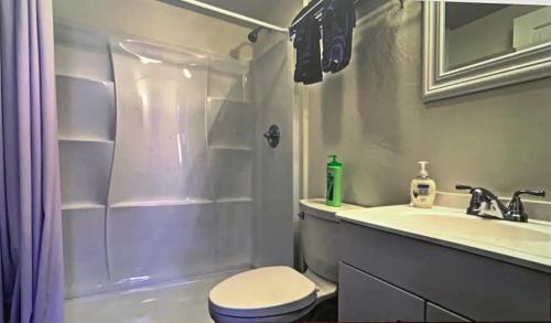 埃斯卡兰特Prairie Star的浴室配有卫生间、盥洗盆和淋浴。