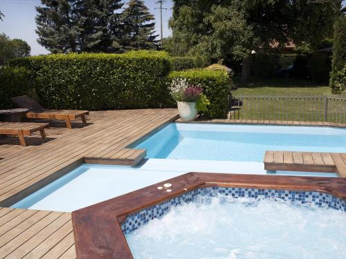 Saint-Hilaire-de-la-CôteLe Domaine du Plantier的一个带木甲板和木甲板的游泳池
