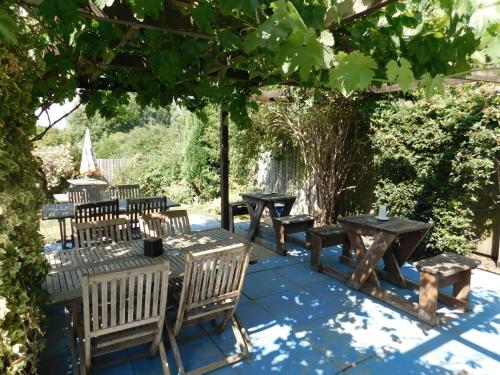 SulgraveThe Star Inn的一组野餐桌和树下的长椅