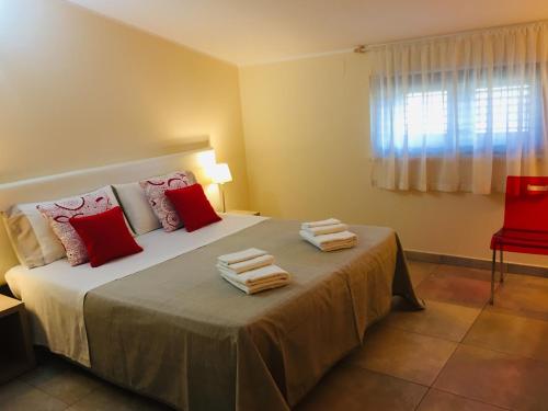 Cepagattivilla relax的一间卧室配有一张大床和毛巾
