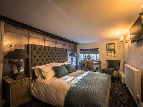 伊利The Royal Standard的一间卧室配有一张大床和一把椅子