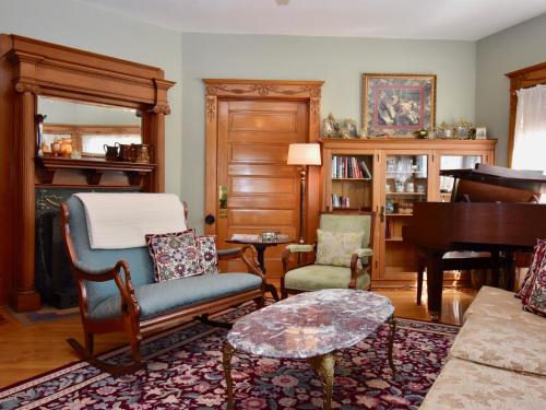 斯特金贝The Scofield House B&B的客厅配有家具和钢琴