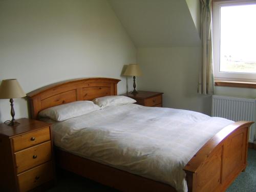 阿勒浦Top House的一间卧室设有一张大床和一个窗户。