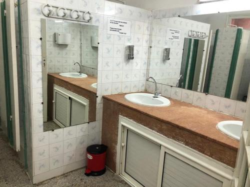 非斯Youth Hostel International Fez的浴室设有3个水槽和2面镜子