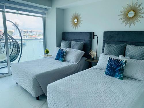 巴亚尔塔港Nautico departamento Marina Vallarta的一间带两张床的卧室和一个阳台