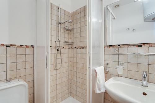 Taormina Panoramic Seaview Apartment的一间浴室