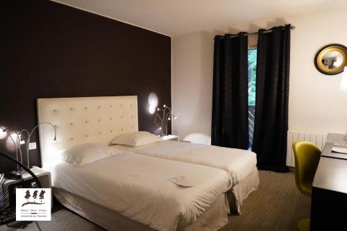 岩尼维利Enzo Hôtels Diane - Logis Amnéville的一间卧室设有一张大床和一个窗户。