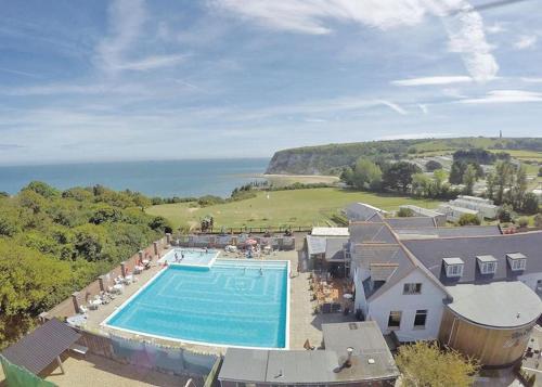 "Trinity" at Whitecliff Bay Isle of Wight- Yarborough View 4内部或周边泳池景观