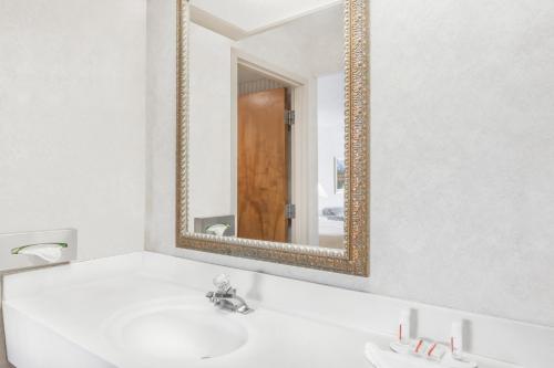 格林维尔Relax Inn Greeneville的浴室设有白色水槽和镜子