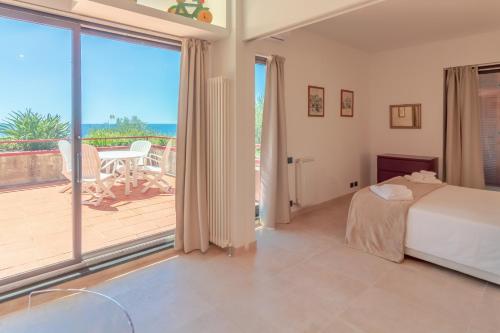 卡莫利CASA CAROLINA的一间卧室配有一张床,享有庭院的景色