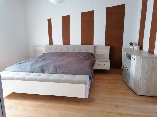 舍讷费尔德Ferienhaus am Rand von Berlin - keine Monteursunterkunft的卧室配有白色的床和梳妆台。