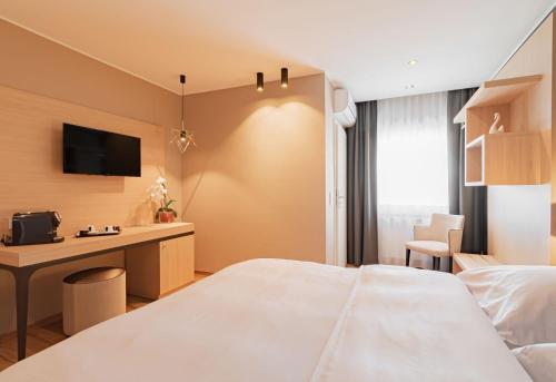 勒瑟瑞赛尔斯达夫酒店的配有一张床和一张书桌的酒店客房