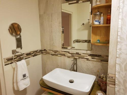 巴亚尔塔港departamento de lujo, Puerto Vallarta. Mexico的浴室设有白色水槽和镜子