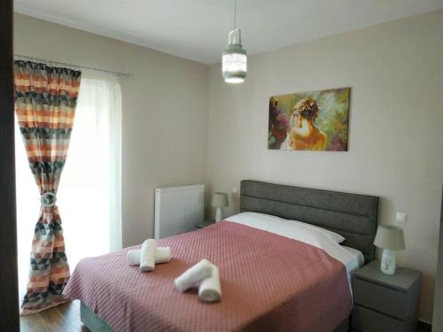 卡兰巴卡Meteora Rocks Apartment 1的一间卧室配有一张床,上面有两条毛巾