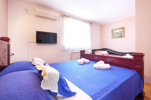 贝尔格莱德Villa Tower Gardos的一间卧室配有蓝色的床和毛巾