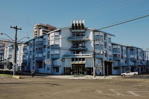 São Miguel dʼOesteHotel Solaris的街道拐角处的白色大建筑