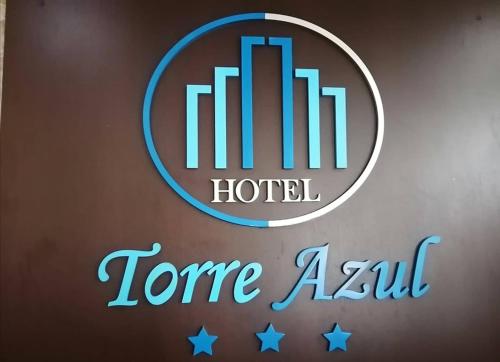 圣多明各德洛斯科罗拉多斯Hotel Torre Azul的酒店塔楼阿祖尔标志