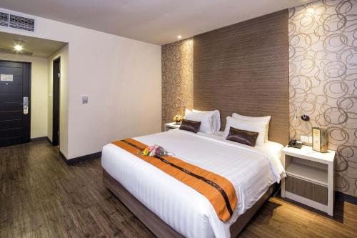 雅加达Oria Hotel Jakarta的卧室配有一张白色大床