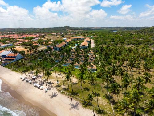 普拉亚多斯卡内罗斯Carneiros Beach Resort - Paraíso Beira Mar的海滩上的度假村的空中景致