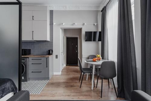敖德萨City Centre Silver Apartment的厨房以及带桌椅的用餐室。