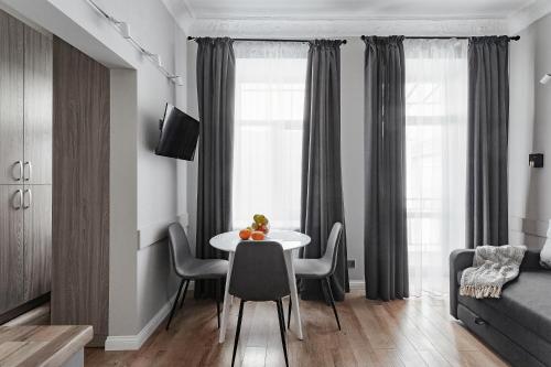 敖德萨City Centre Silver Apartment的一间客厅,客厅内配有桌椅