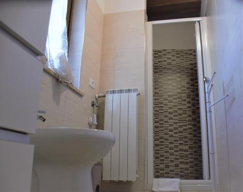 MonterealeB&B La Vecchia Osteria的浴室配有卫生间、盥洗盆和淋浴。
