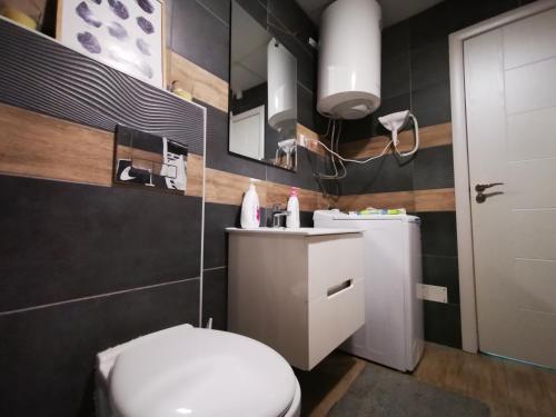 尼什Merkur Luxury Apartman的浴室设有白色的卫生间和镜子