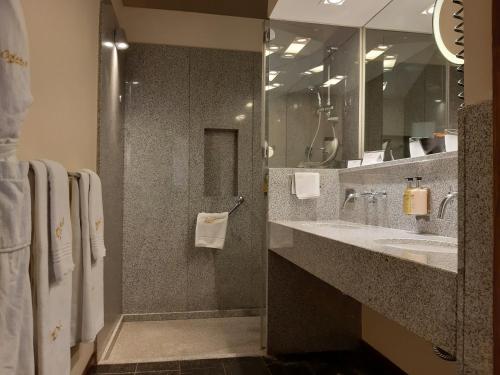 莫利诺斯Estancia Colome的浴室设有2个水槽和2面镜子