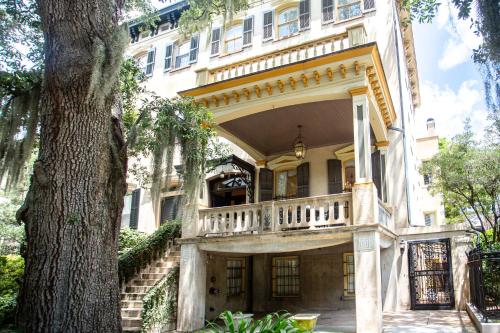 萨凡纳The Gastonian, Historic Inns of Savannah Collection的带阳台和树的古老房屋