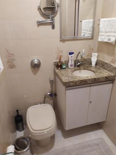 维多利亚ACONCHEGANTE QUARTO - PRAIA do CANTO的一间带卫生间和水槽的浴室