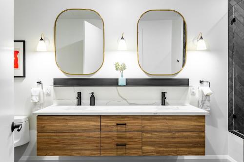 达拉斯Mint House Dallas - Downtown的一间带水槽和两面镜子的浴室