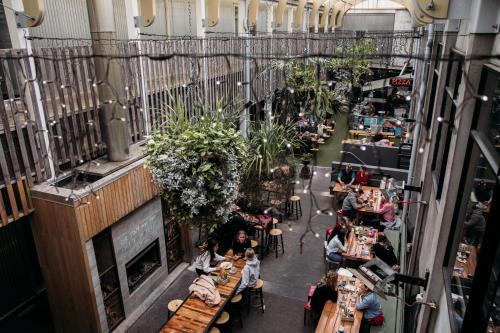 新普利茅斯国王和王后套房酒店的餐厅的顶部景色,人们坐在桌子上